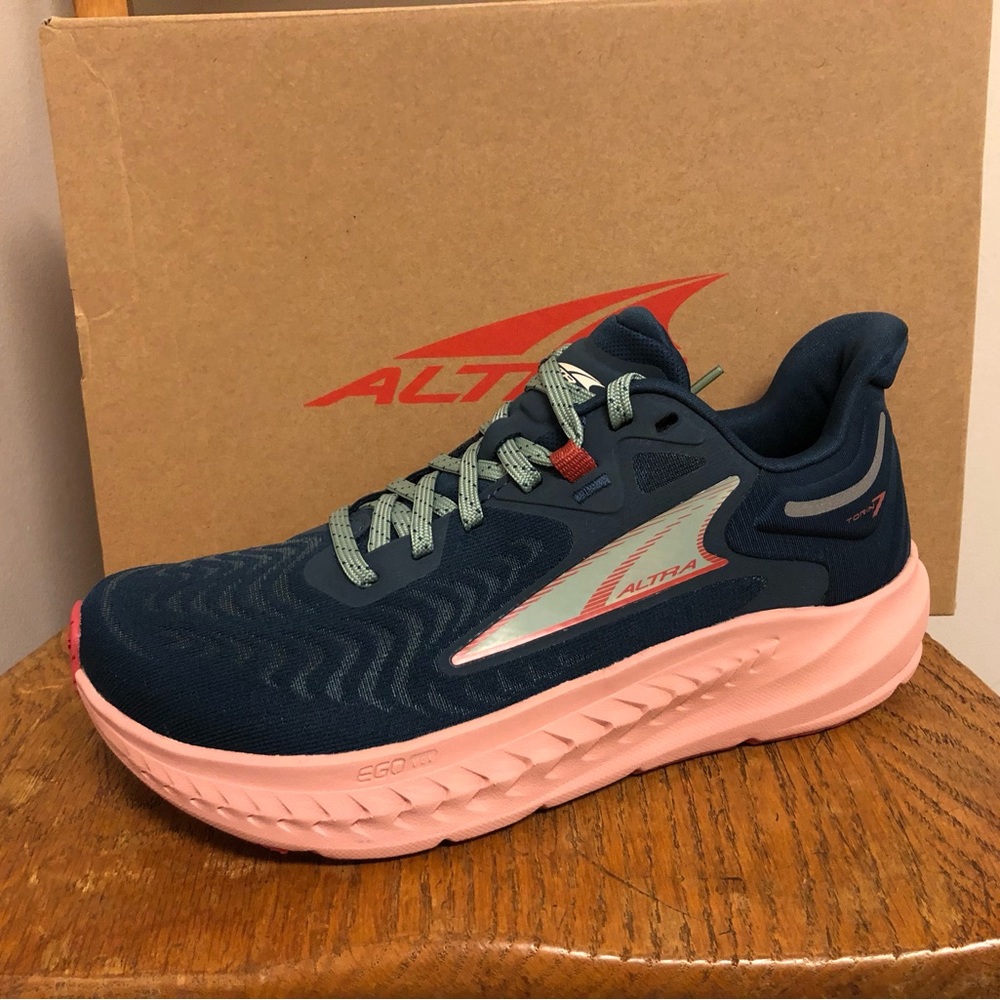 Altra Women's Dark Blue and Coral Athletic Shoes size 6